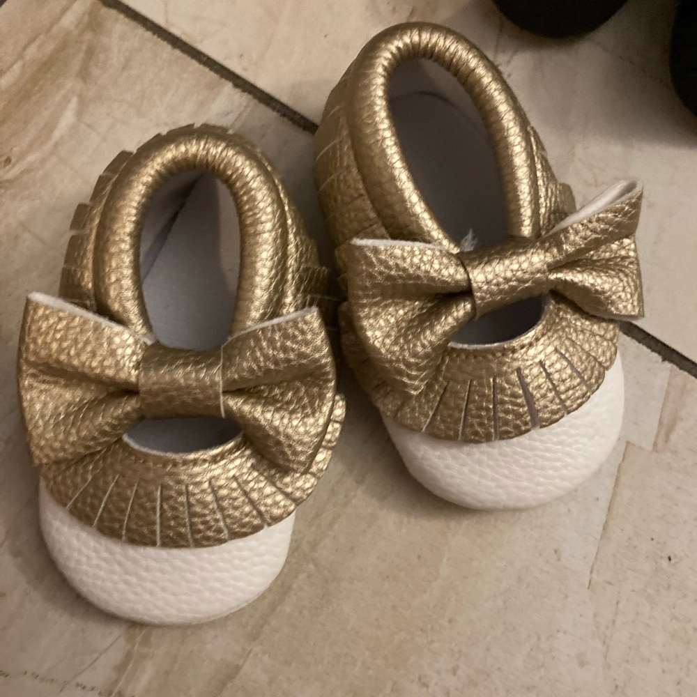 Gold bow infant shoes